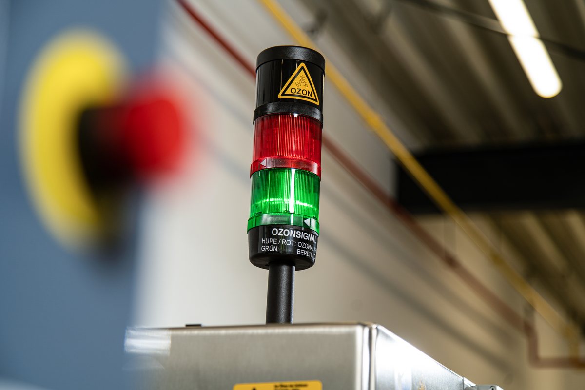 Signalsäule unserer Ozonisierung mit Ozonalarm und Betriebsanzeige